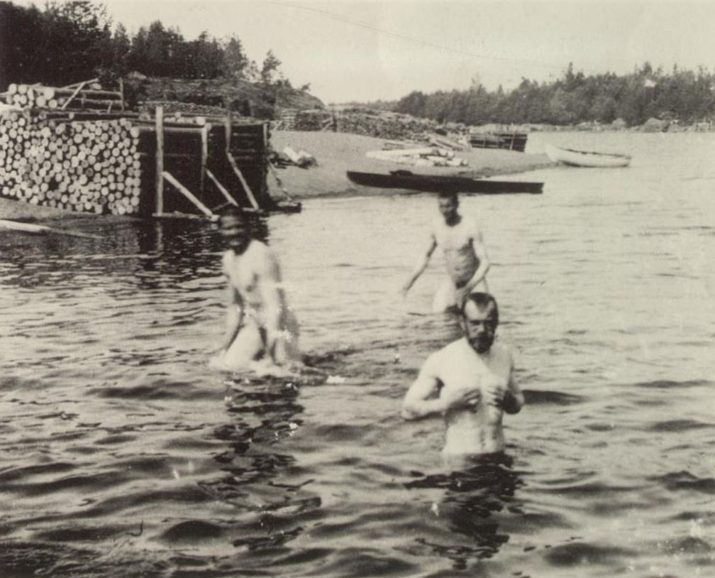 Николай 2 купается в реке